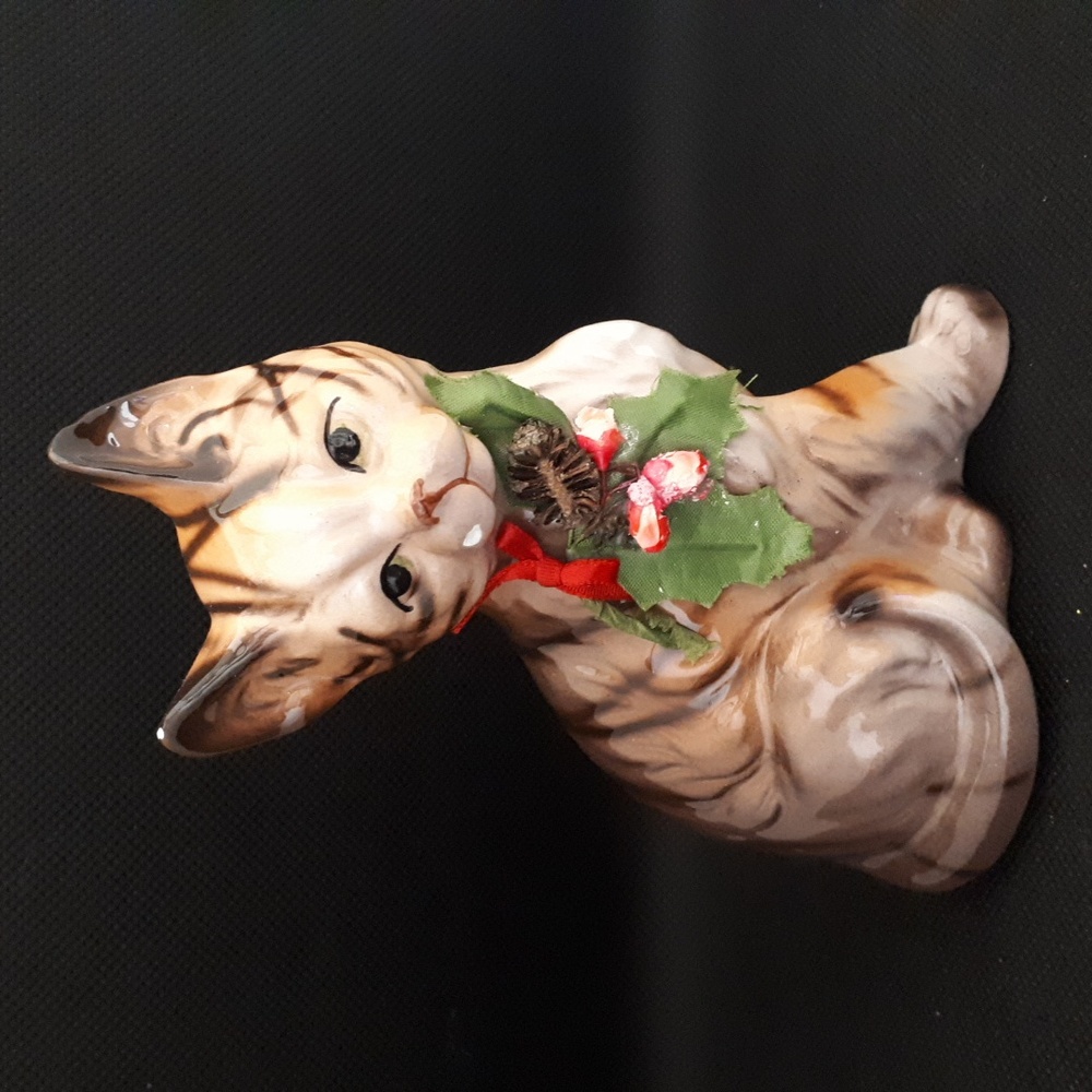 Vintage Enesco Christmas Kitty. Retro Cat/Kitten Figurine